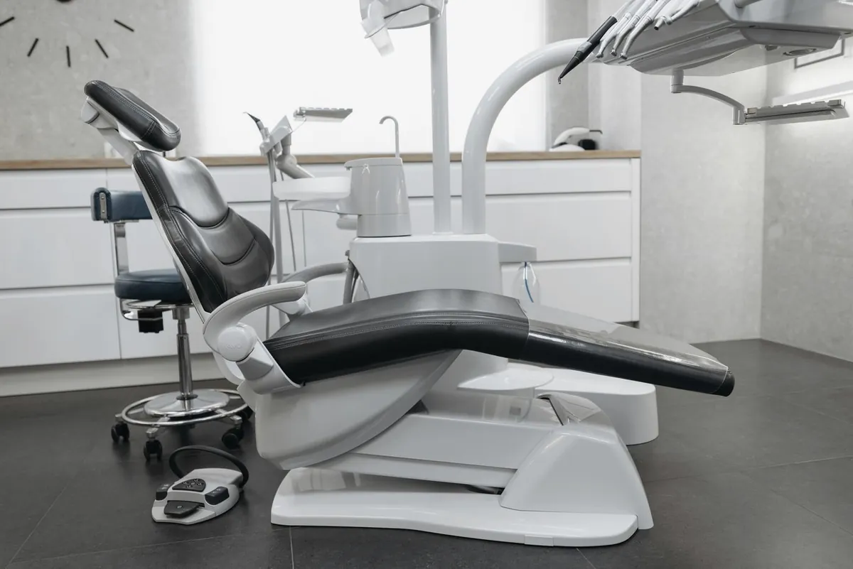 Fauteuil dentaire vide dans un cabinet
