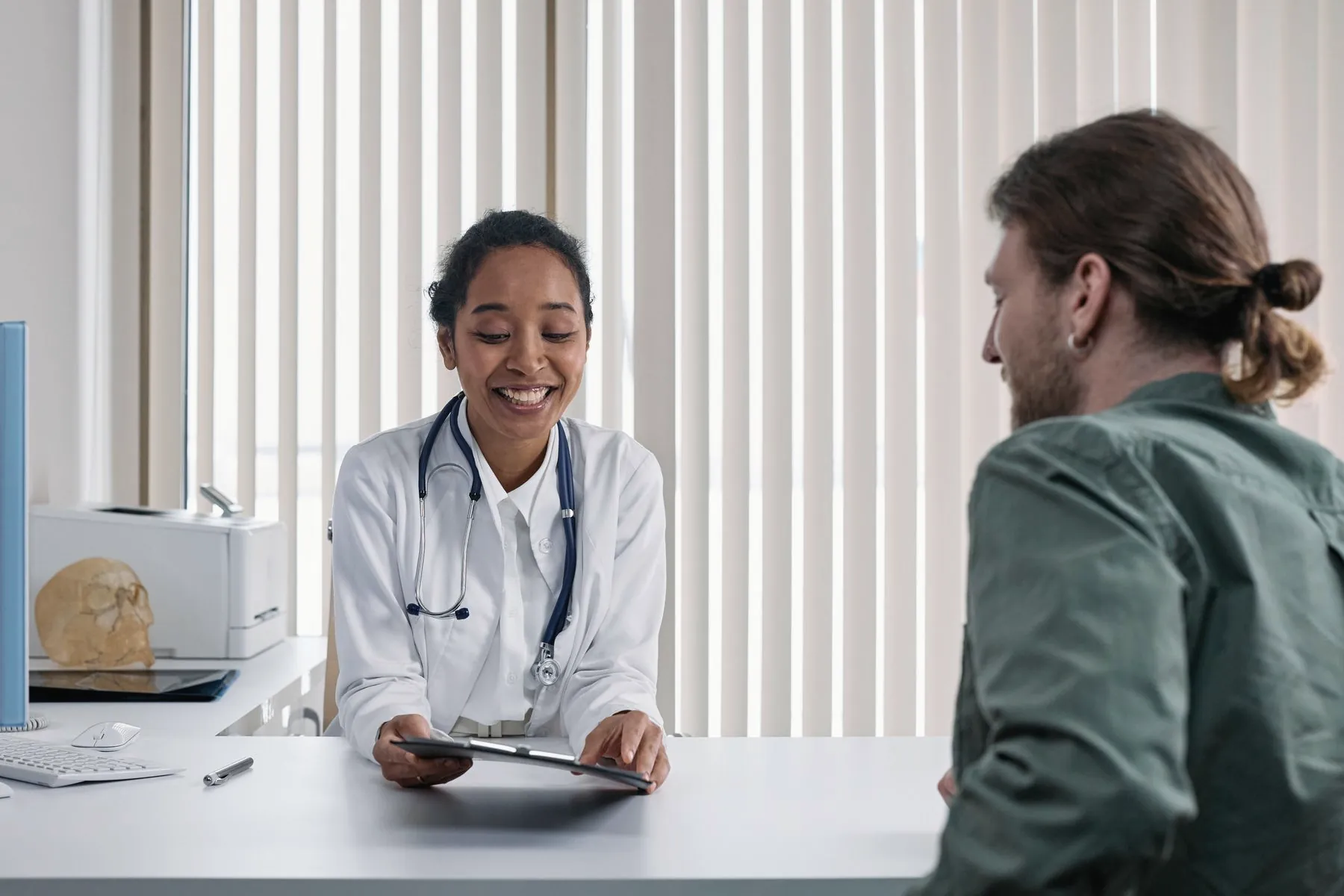 Médecin en consultation avec un patient
